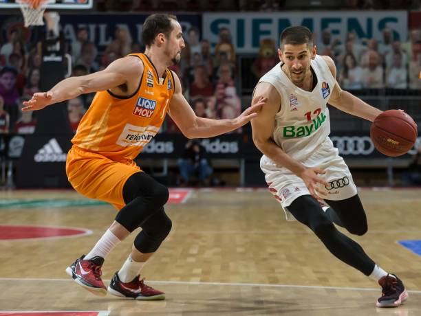 以她复出首 以她复出首